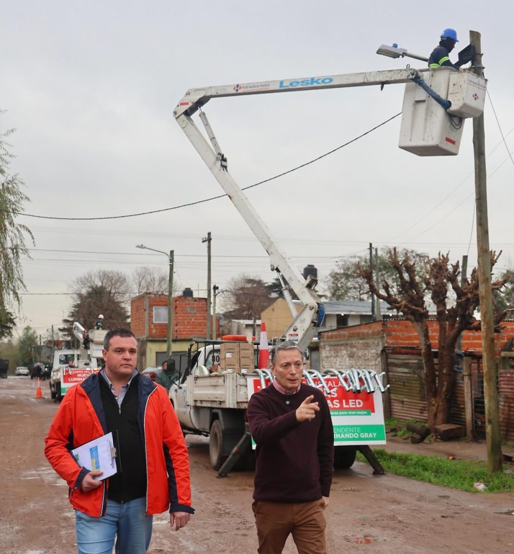 MONTE GRANDE SUR: FERNANDO GRAY SUPERVISÓ LA INSTALACIÓN DE LUCES LED EN BARRIO GRANDE
