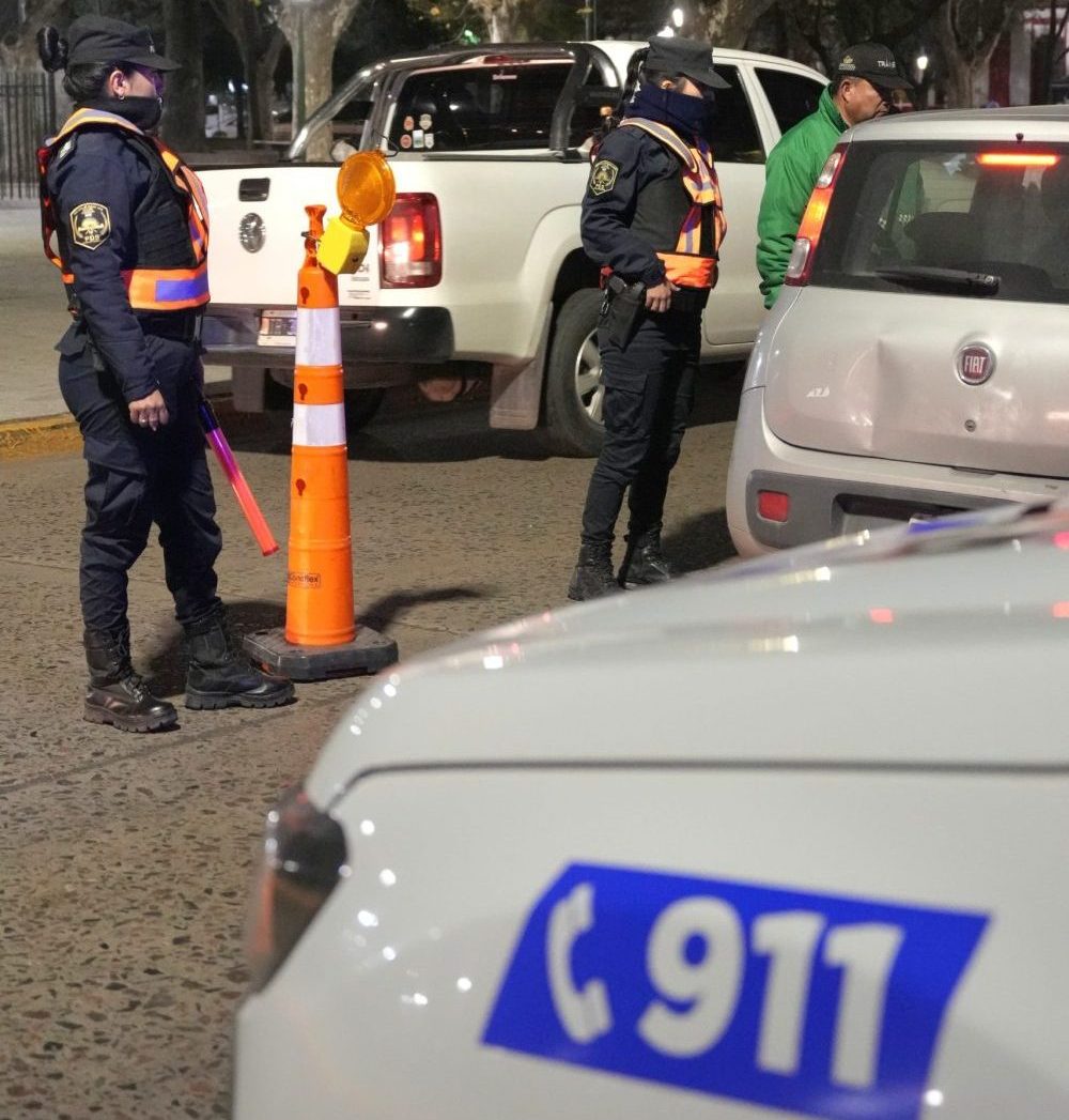 OPERATIVO DE SEGURIDAD Y CONTROL VEHICULAREN LA PLAZA MITRE DE MONTE GRANDE