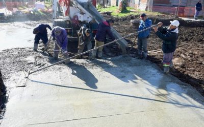 EL MUNICIPIO CONTINÚA CON LA PAVIMENTACIÓN EN HORMIGÓN DE ALTA RESISTENCIA EN LA CALLE LAS HERAS, EN MONTE GRANDE SUR