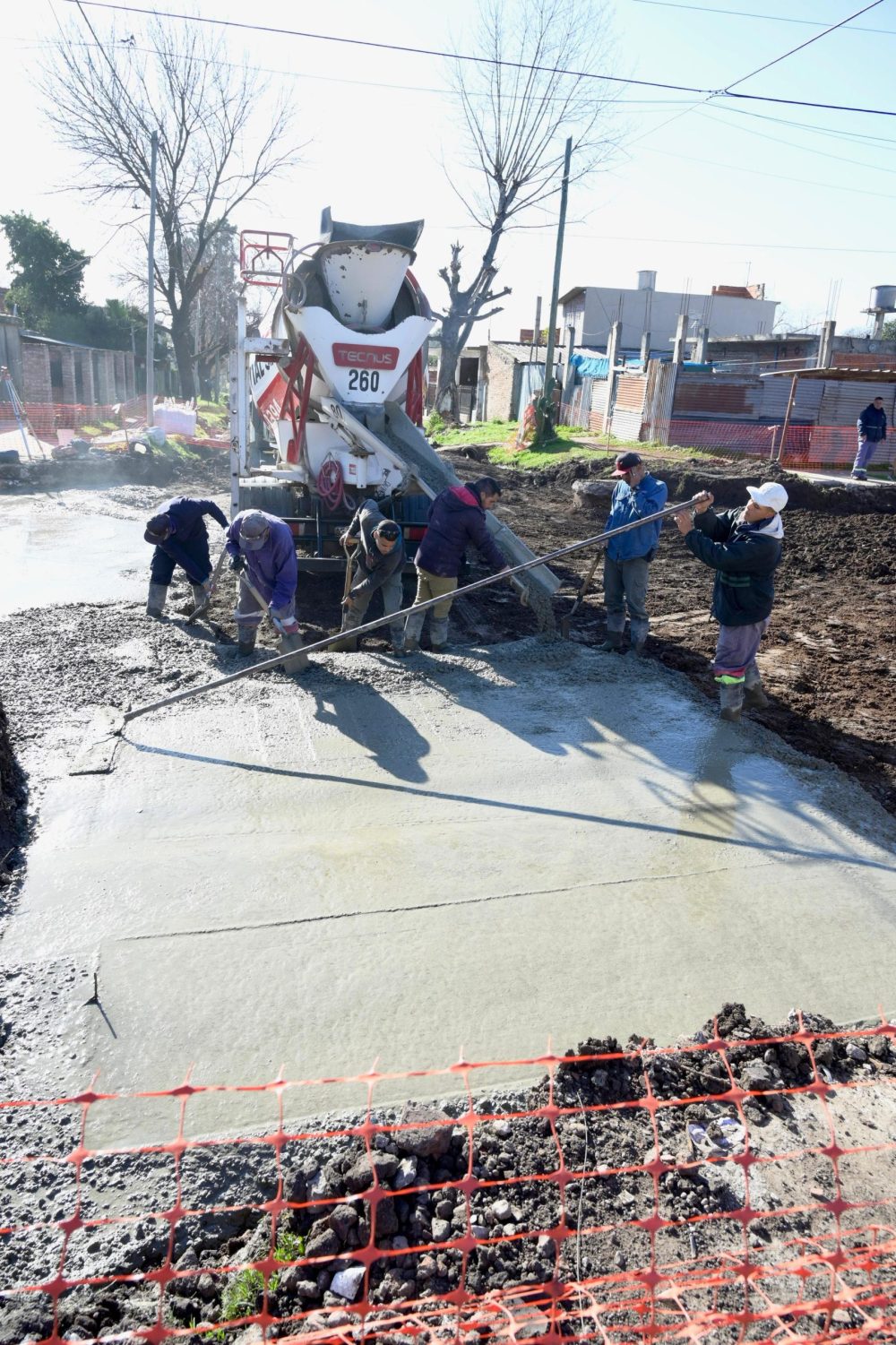 EL MUNICIPIO CONTINÚA CON LA PAVIMENTACIÓN EN HORMIGÓN DE ALTA RESISTENCIA EN LA CALLE LAS HERAS, EN MONTE GRANDE SUR