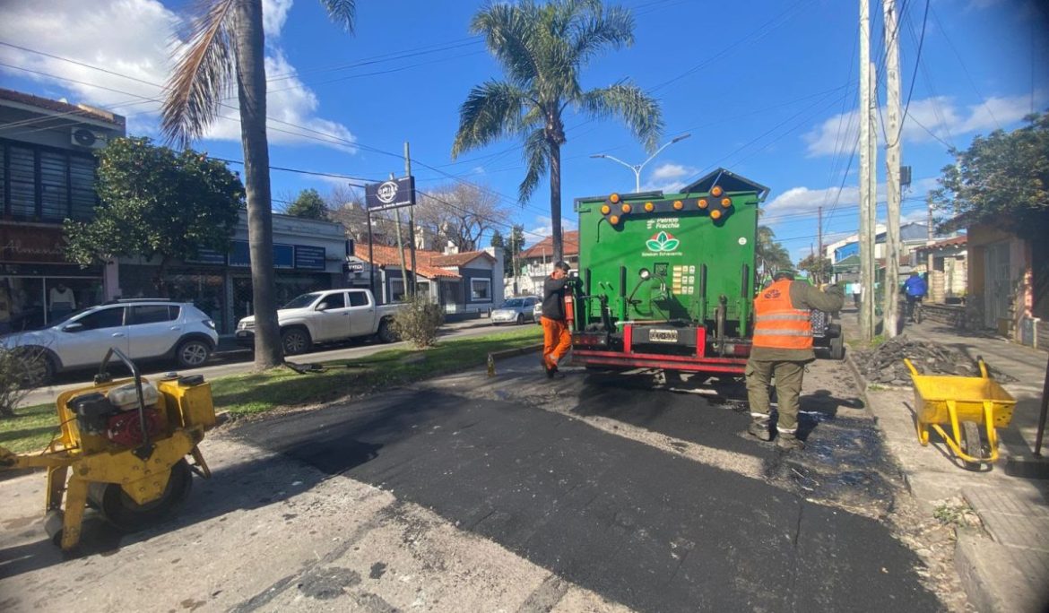 MONTE GRANDE: EL MUNICIPIO REALIZA TAREAS DE BACHEO SOBRE LA CALLE ALEM