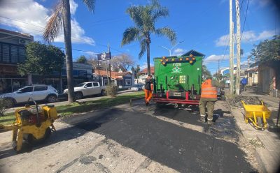 MONTE GRANDE: EL MUNICIPIO REALIZA TAREAS DE BACHEO SOBRE LA CALLE ALEM