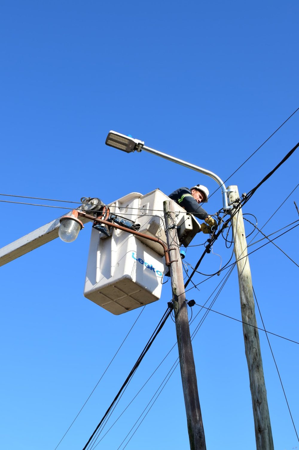 BARRIO GRANDE: EL MUNICIPIO AVANZA CON LA INSTALACIÓN DE LUCES LED