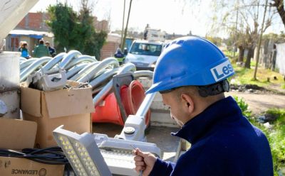 MONTE GRANDE SUR: AVANZA LA INSTALACIÓN DE LUCES LED EN BARRIO GRANDE