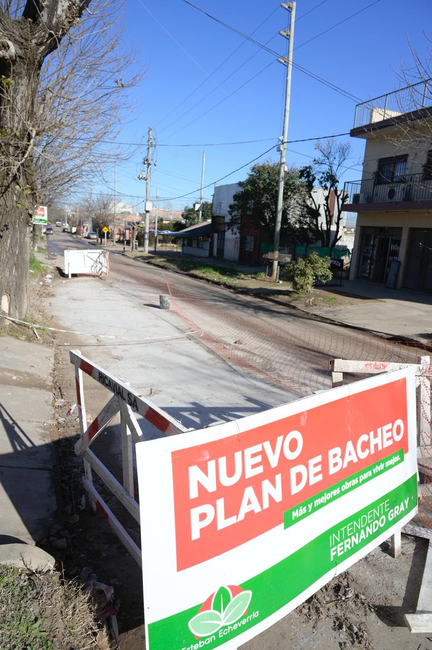 MONTE GRANDE SUR: OBRAS DE BACHEO EN HORMIGÓN DE ALTA RESISTENCIA SOBRE LA CALLE PEHUAJÓ
