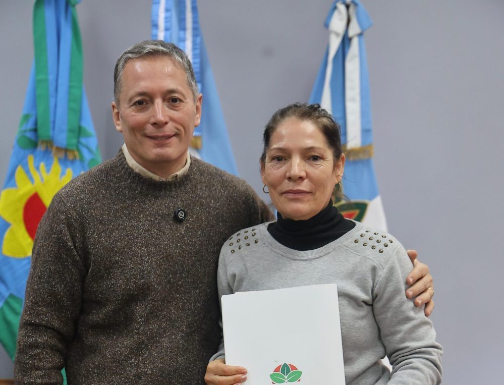 FERNANDO GRAY ENTREGÓ ACTAS DE BIEN DE FAMILIA A VECINAS Y VECINOS DEL DISTRITO