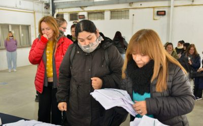 ESCUELA MUNICIPAL DE ARTES Y OFICIOS: ENTREGA DE KITS PARA ESTUDIANTES DE LOS CURSOS DE MANICURÍA