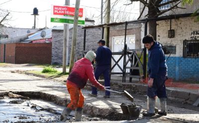 CONTINÚAN LAS OBRAS DE BACHEO SOBRE LA CALLE ALEM EN MONTE GRANDE