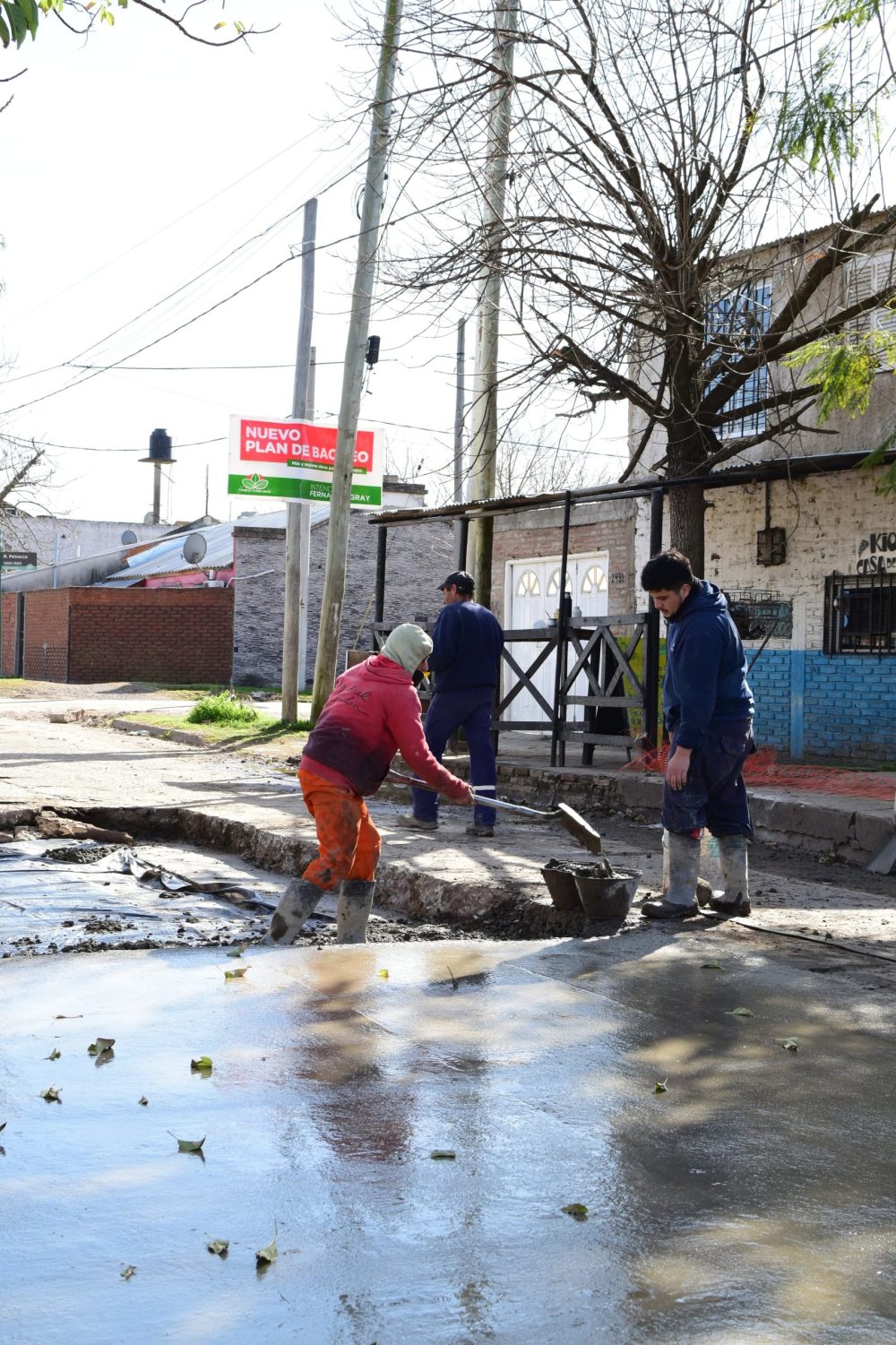 CONTINÚAN LAS OBRAS DE BACHEO SOBRE LA CALLE ALEM EN MONTE GRANDE