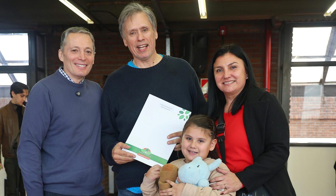 FERNANDO GRAY ENTREGÓ BOLETOS DE COMPRAVENTA A FAMILIAS DE MONTE GRANDE SUR, 9 DE ABRIL Y LUIS GUILLÓN