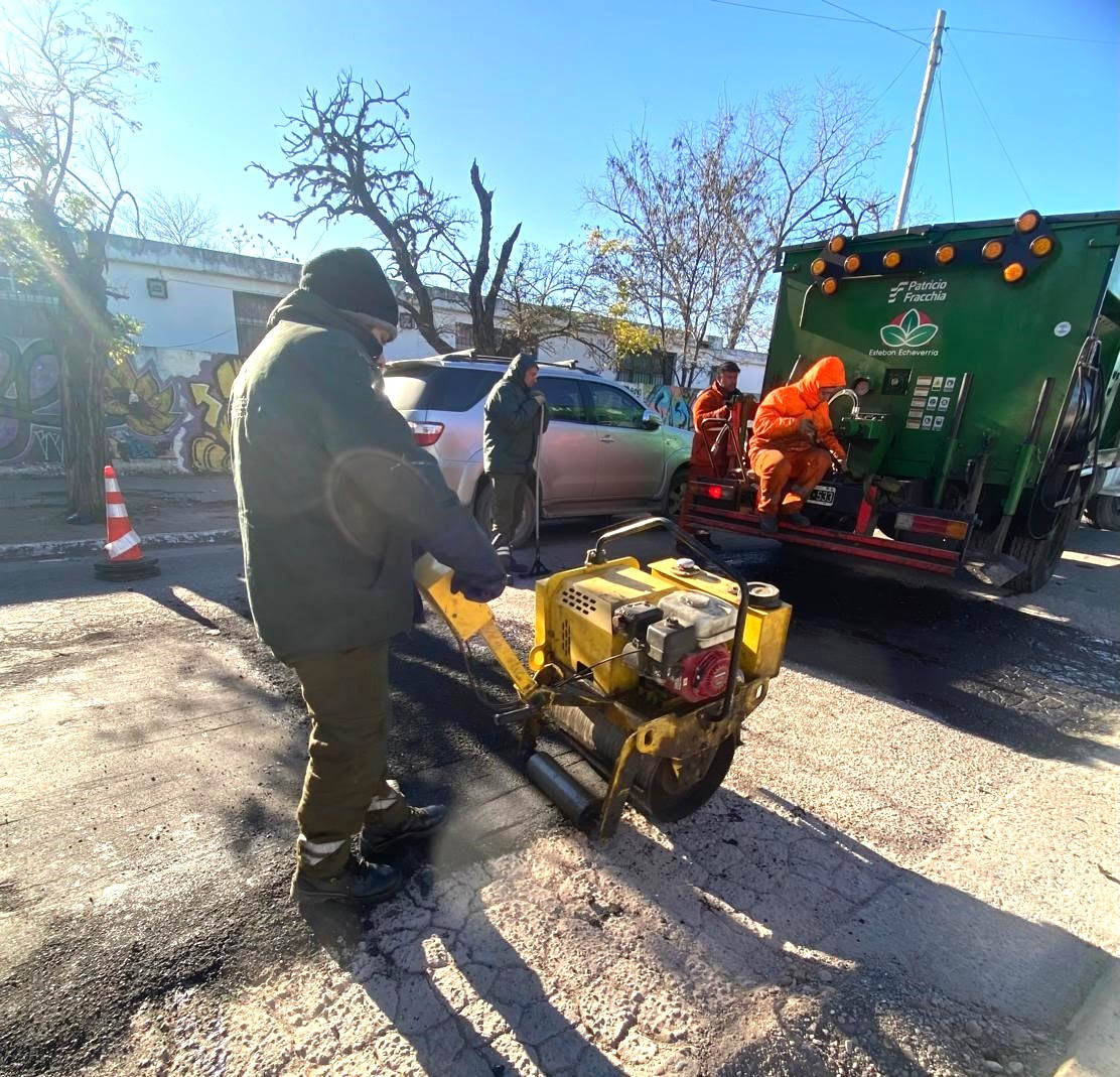 OBRAS DE BACHEO EN LA CALLE EVITA DE EL JAGÜEL