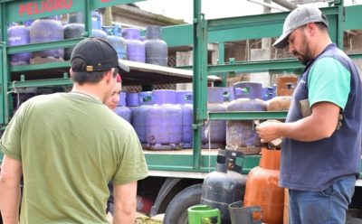 9 DE ABRIL: OPERATIVO DE RECARGA DE GARRAFAS A PRECIO SOCIAL EN EL BARRIO 9 DE ENERO