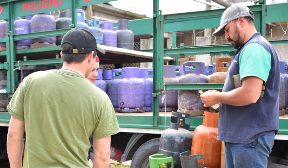 9 DE ABRIL: OPERATIVO DE RECARGA DE GARRAFAS A PRECIO SOCIAL EN EL BARRIO 9 DE ENERO