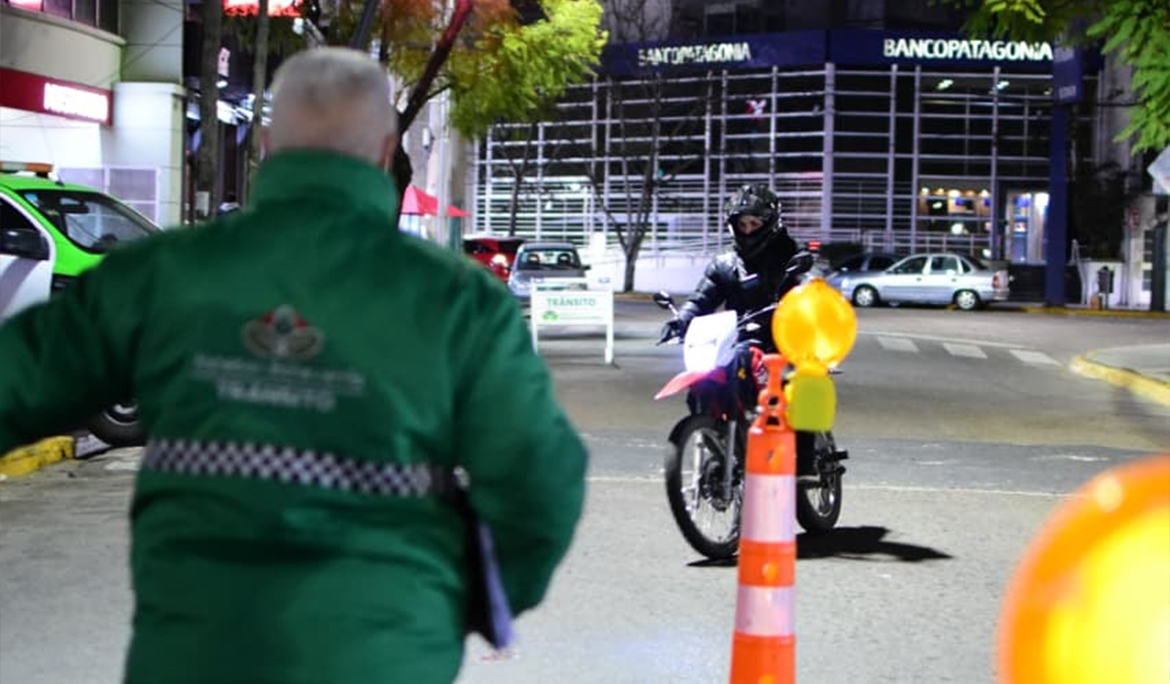 EL MUNICIPIO Y LA POLICÍA BONAERENSE REALIZARON UN OPERATIVO DE SEGURIDAD Y CONTROL VEHICULAR EN LA PLAZA MITRE DE MONTE GRANDE