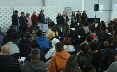 ESTEBAN ONLINE: FERNANDO GRAY Y MAGUI GRAY ENTREGARON 283 TABLETS A EGRESADAS Y EGRESADOS DEL NIVEL SECUNDARIO PARA ADULTOS