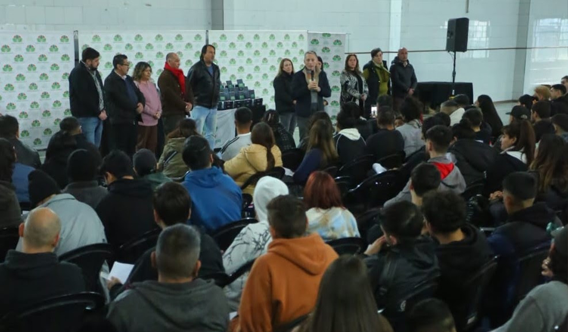 ESTEBAN ONLINE: FERNANDO GRAY Y MAGUI GRAY ENTREGARON 283 TABLETS A EGRESADAS Y EGRESADOS DEL NIVEL SECUNDARIO PARA ADULTOS