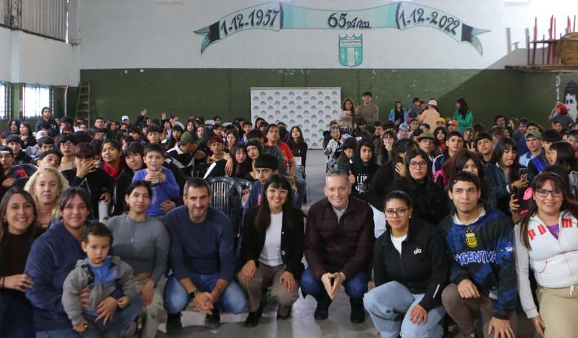 FERNANDO GRAY ENTREGÓ INSUMOS PARA LOS TALLERES DEL PROGRAMA ENVIÓN