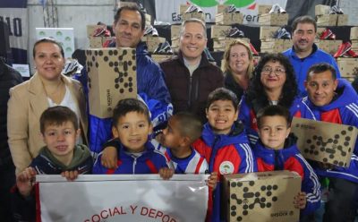 FERNANDO GRAY Y MAGUI GRAY ENTREGARON 5.000 PARES DE BOTINES A CHICOS DE LOS 55 CLUBES LOCALES