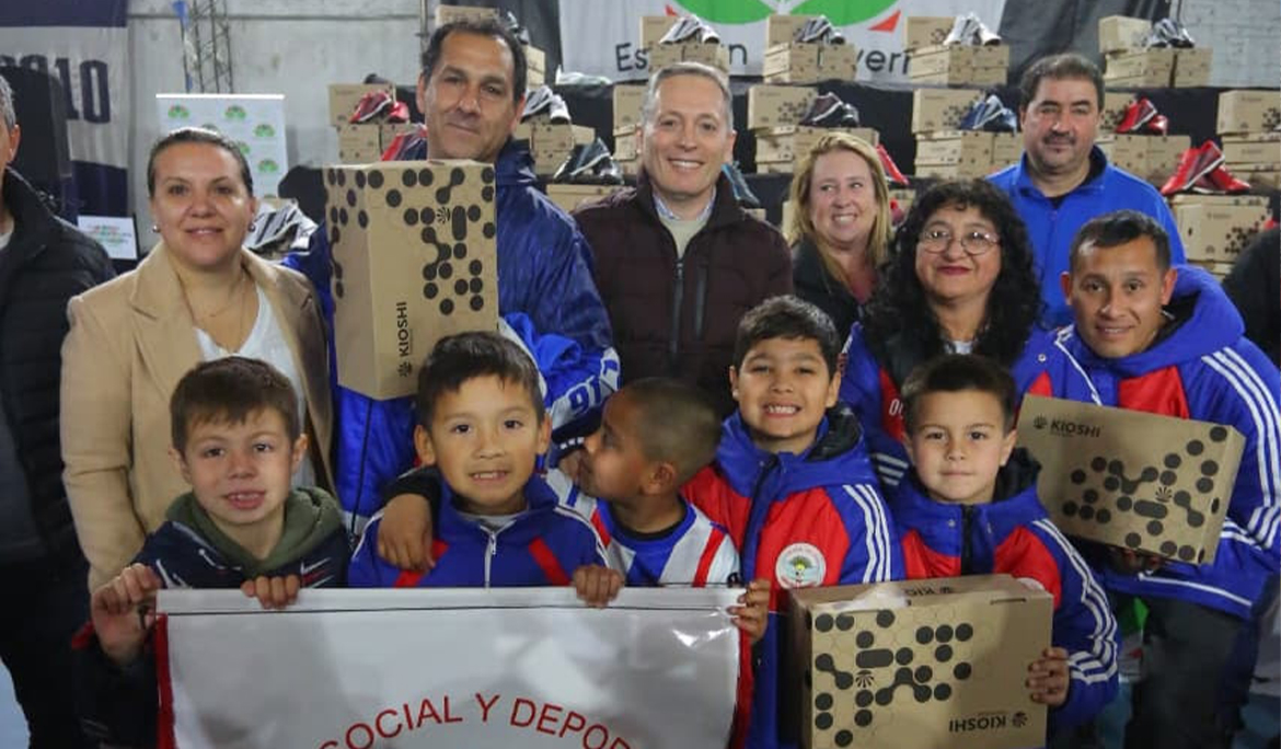 FERNANDO GRAY Y MAGUI GRAY ENTREGARON 5.000 PARES DE BOTINES A CHICOS DE LOS 55 CLUBES LOCALES