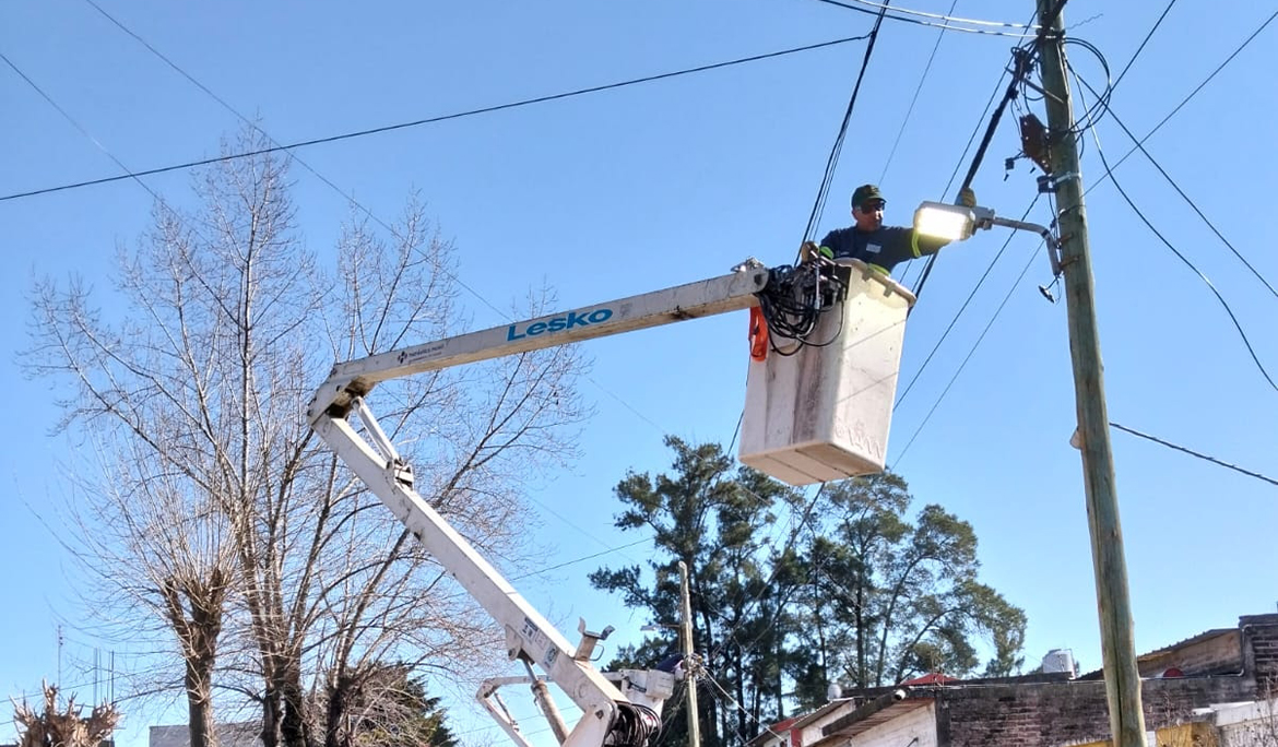 LA INSTALACIÓN DE LUCES LED EN 9 DE ABRIL NO SE DETIENE