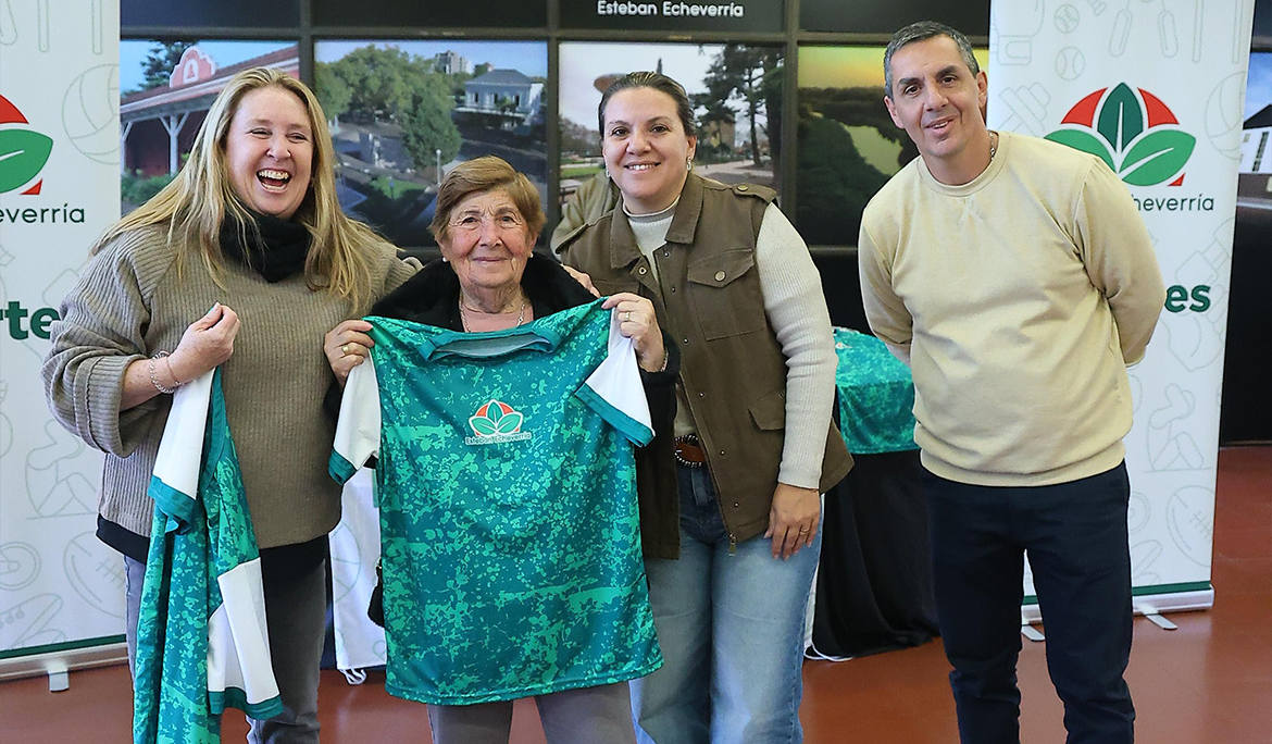 MAGUI GRAY ENTREGÓ 100 CAMISETAS DEPORTIVAS A ADULTAS Y ADULTOS MAYORES DEL DISTRITO