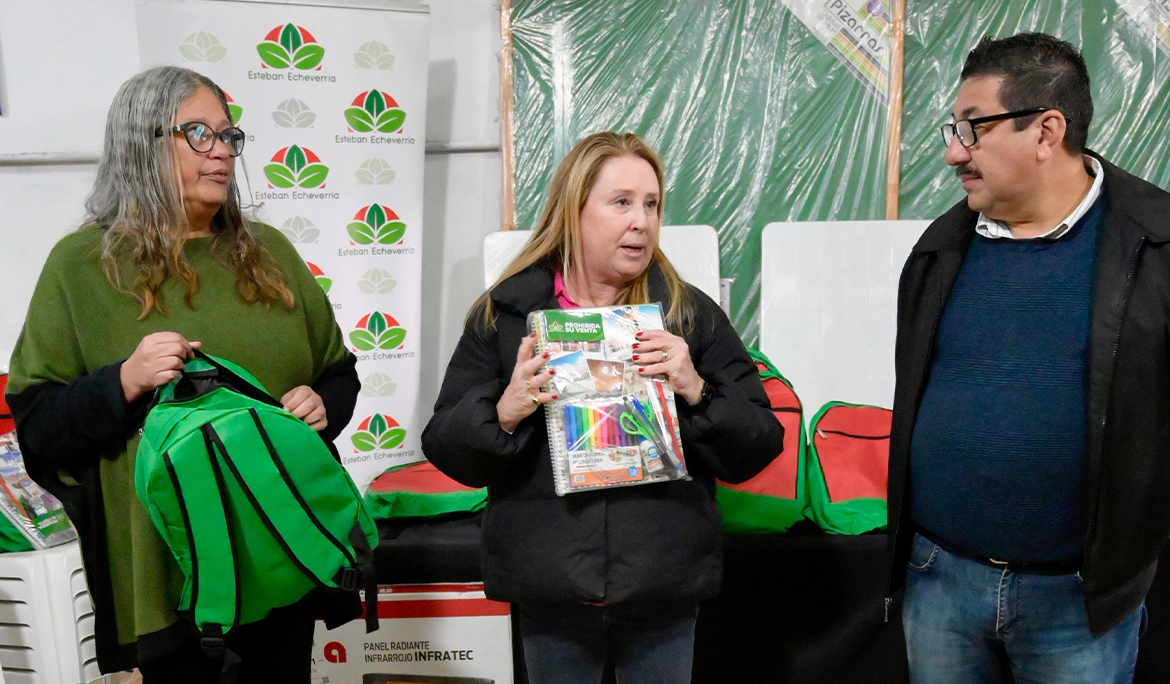 MAGUI GRAY ENTREGÓ KITS DE ESTUDIO A VECINAS Y VECINOS QUE CURSAN EL PLAN FINES