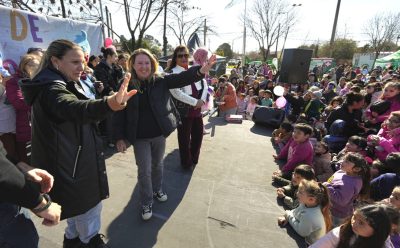 MES DE LAS INFANCIAS: MAGUI GRAY RECORRIÓ PLAZAS DE MONTE GRANDE SUR
