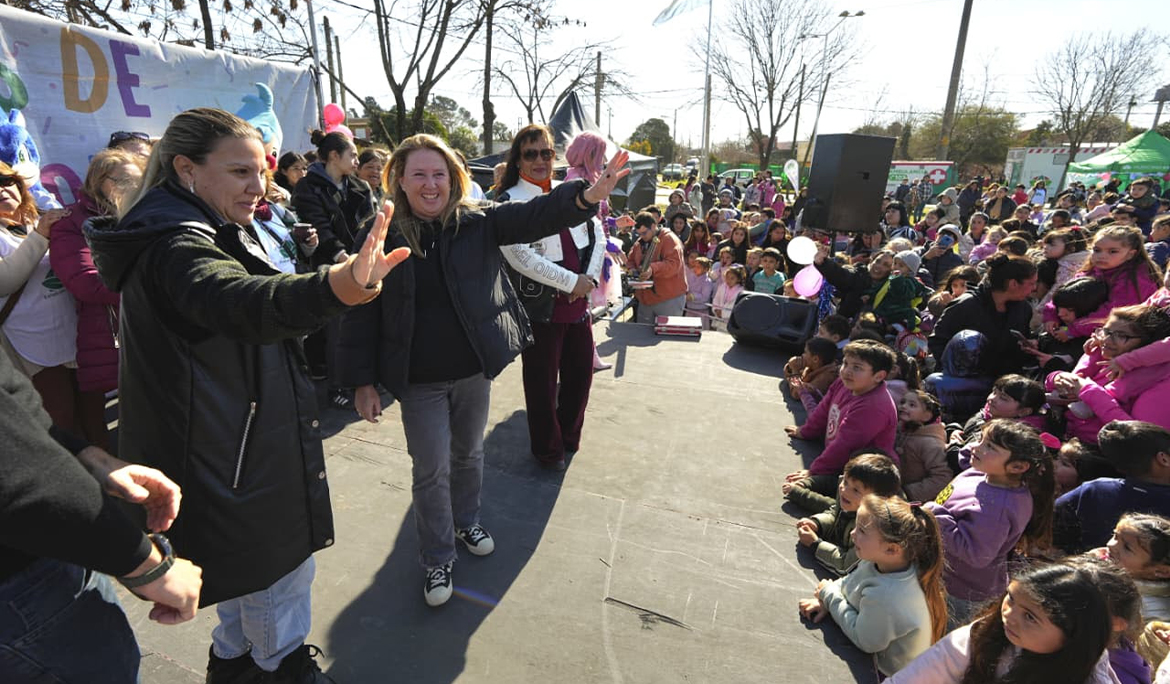 MES DE LAS INFANCIAS: MAGUI GRAY RECORRIÓ PLAZAS DE MONTE GRANDE SUR