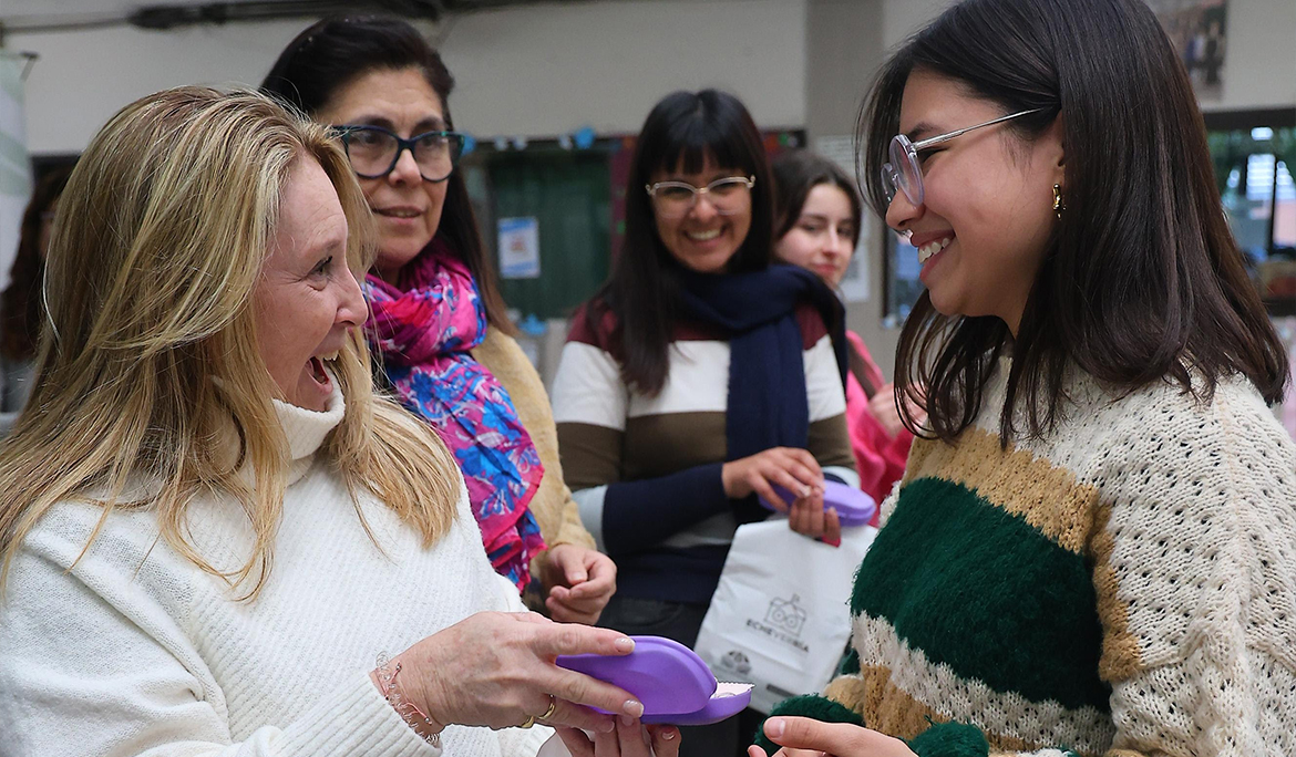 PROGRAMA OFTALMOLÓGICO ECHEVERRÍA: MAGUI GRAY ENTREGÓ LENTES A ESTUDIANTES DE MONTE GRANDE Y 9 DE ABRIL