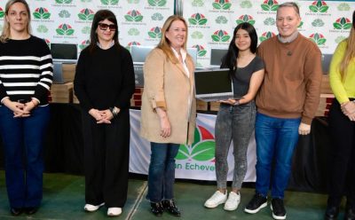 FERNANDO GRAY Y MAGUI GRAY ENTREGARON COMPUTADORAS A TODOS LOS ESTUDIANTES DE 5° Y 6° AÑO DE TODO 9 DE ABRIL