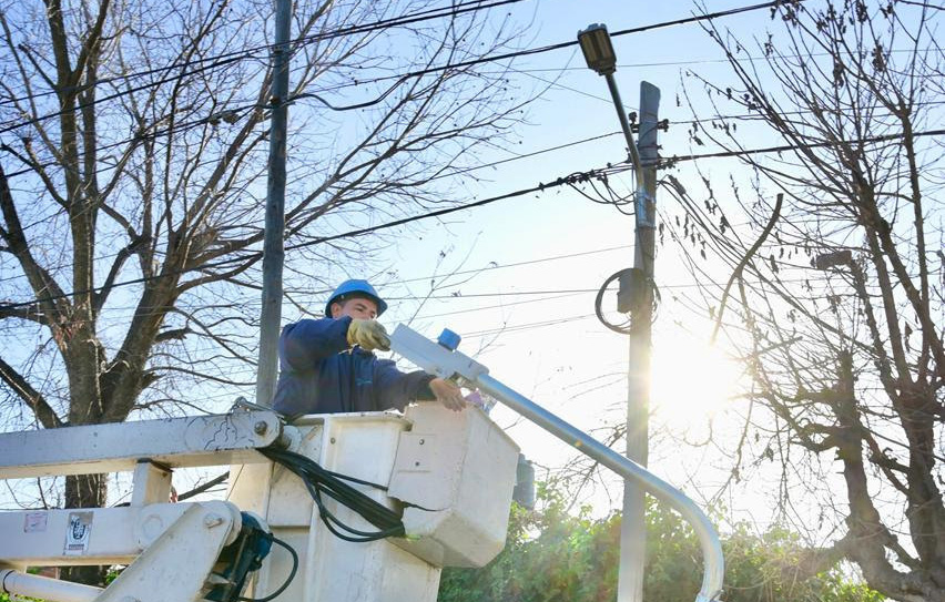 EL MUNICIPIO AVANZA CON LA INSTALACIÓN DE LUCES LED EN EL BARRIO SIGLO XX DE EL JAGÜEL