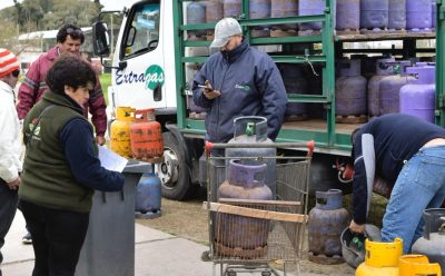 EL MUNICIPIO REALIZÓ UN OPERATIVO DE RECARGA DE GARRAFAS A PRECIO SOCIAL EN LUIS GUILLÓN