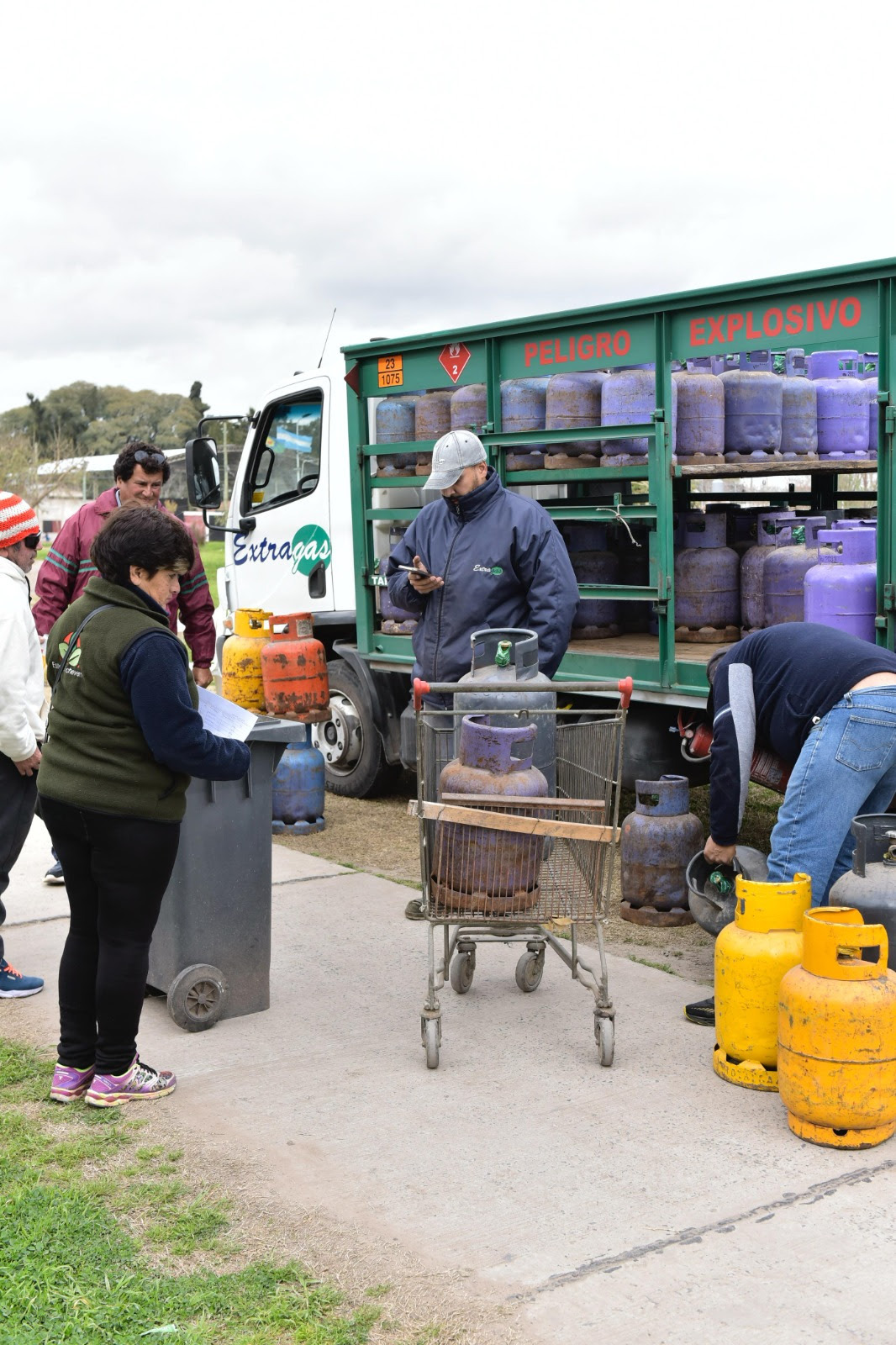 EL MUNICIPIO REALIZÓ UN OPERATIVO DE RECARGA DE GARRAFAS A PRECIO SOCIAL EN LUIS GUILLÓN