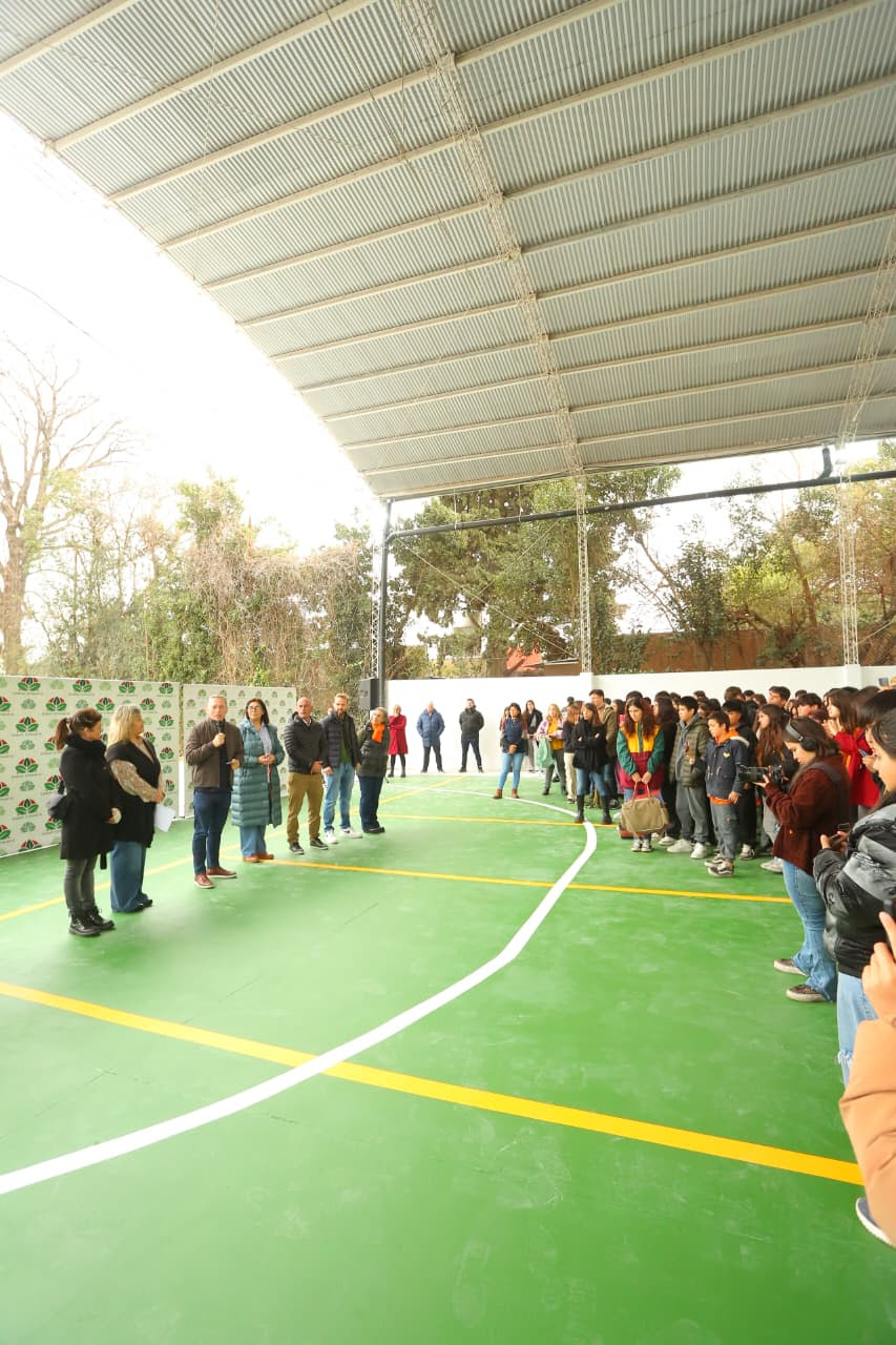 FERNANDO GRAY INAUGURÓ EL TECHO PARABÓLICO Y EL PLAYÓN DEPORTIVO DE LAS ESCUELAS SECUNDARIAS SAAVEDRA Y MUÑIZ DE MONTE GRANDE