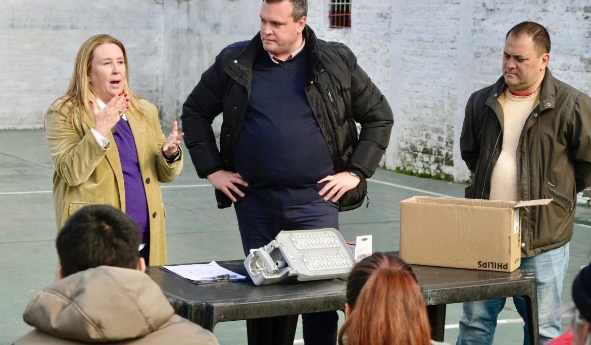 MAGUI GRAY EN EL BARRIO SANTA MARÍA: SE REUNIÓ CON VECINAS Y VECINOS Y PRESENCIÓ LA INSTALACIÓN DE NUEVAS LUCES LED