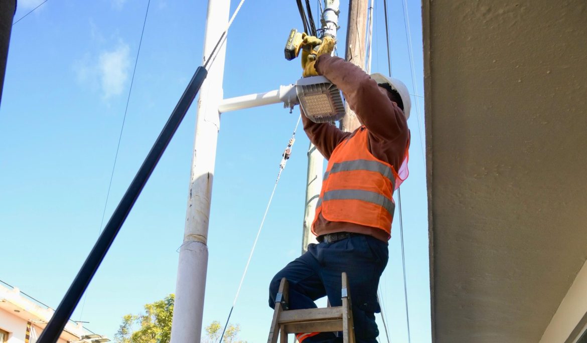 CONTINÚA LA INSTALACIÓN DE LUCES LED PEATONALES EN EL DISTRITO