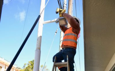CONTINÚA LA INSTALACIÓN DE LUCES LED PEATONALES EN EL DISTRITO