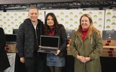 FERNANDO GRAY Y MAGUI GRAY ENTREGARON OTRAS 1.129 NOTEBOOKS A ESTUDIANTES DE ESCUELAS SECUNDARIAS
