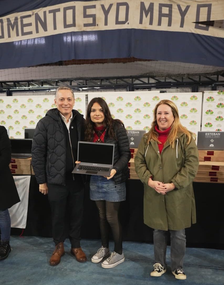 FERNANDO GRAY Y MAGUI GRAY ENTREGARON OTRAS 1.129 NOTEBOOKS A ESTUDIANTES DE ESCUELAS SECUNDARIAS