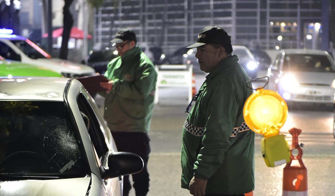 OPERATIVO DE SEGURIDAD Y CONTROL VEHICULAR EN LA PLAZA MITRE DE MONTE GRANDE