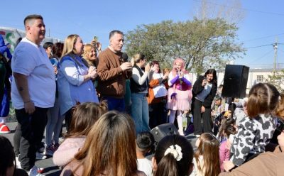 MES DE LAS INFANCIAS: FERNANDO GRAY Y MAGUI GRAY ASISTIERONA LOS FESTEJOS EN PLAZAS DE LUIS GUILLÓN Y MONTE GRANDE