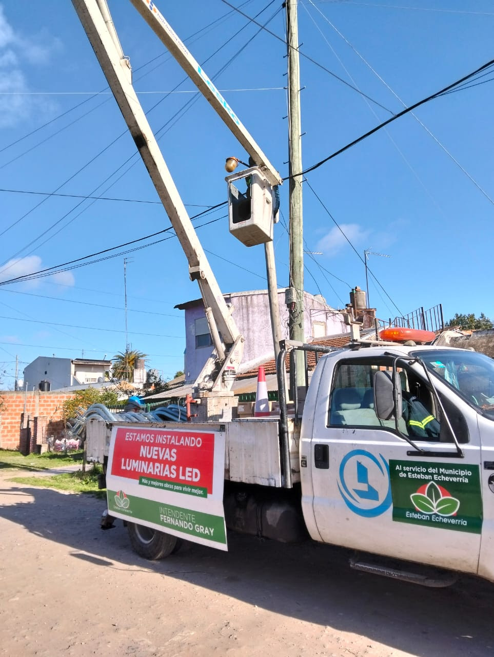 INSTALACIÓN DE 104 NUEVAS LUCES LED EN EL JAGÜEL