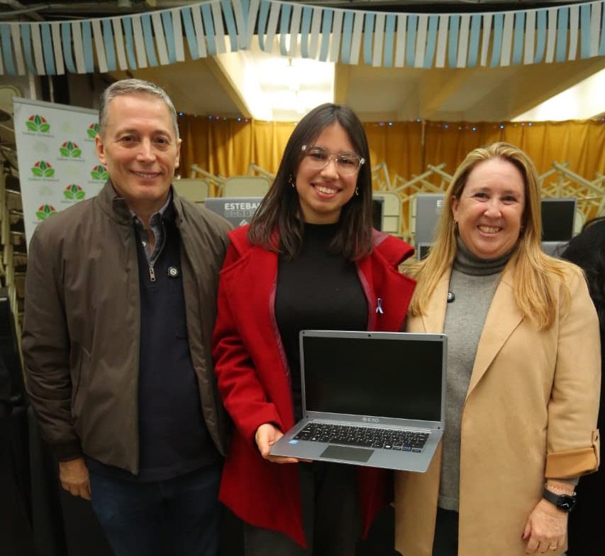 FERNANDO GRAY ENTREGÓ OTRAS 746 NOTEBOOKS A ESTUDIANTES DE ESCUELAS SECUNDARIAS DE MONTE GRANDE