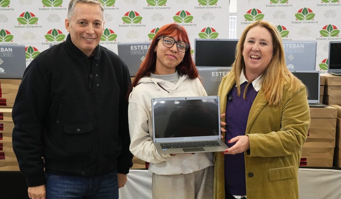FERNANDO GRAY Y MAGUI GRAY ENTREGARON 424 NOTEBOOKS A ESTUDIANTES DE ESCUELAS SECUNDARIAS DE MONTE GRANDE 