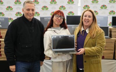 FERNANDO GRAY Y MAGUI GRAY ENTREGARON 424 NOTEBOOKS A ESTUDIANTES DE ESCUELAS SECUNDARIAS DE MONTE GRANDE 