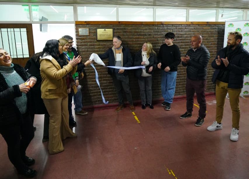 FERNANDO GRAY INAUGURÓ EL LABORATORIO DE LA ESCUELA SECUNDARIA N°1 DE MONTE GRANDE Y ENTREGÓ INSUMOS