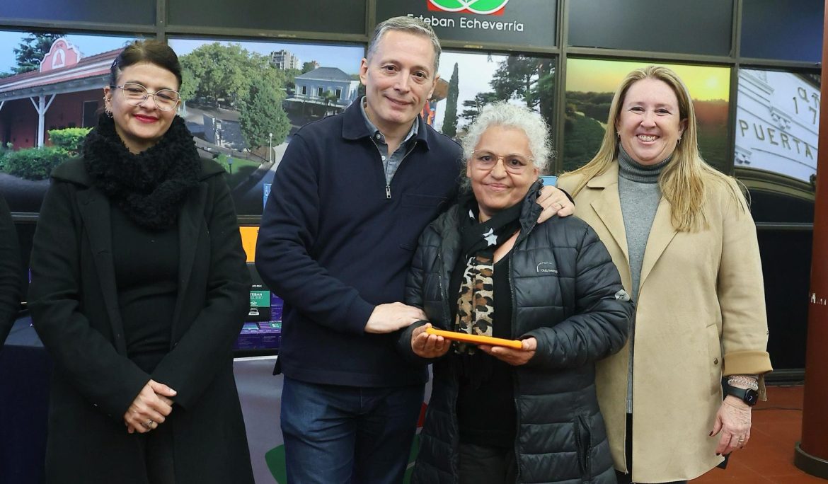 FERNANDO GRAY Y MAGUI GRAY ENTREGARON 119 TABLETS A EGRESADAS Y EGRESADOS DE LAS ESCUELAS PRIMARIAS PARA ADULTOS