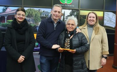 FERNANDO GRAY Y MAGUI GRAY ENTREGARON 119 TABLETS A EGRESADAS Y EGRESADOS DE LAS ESCUELAS PRIMARIAS PARA ADULTOS