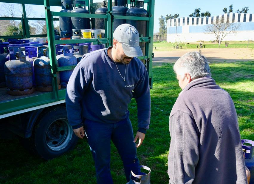 MONTE GRANDE: OPERATIVO DE RECARGA DE GARRAFAS A PRECIO SOCIAL EN EL BARRIO SAN NORBERTO