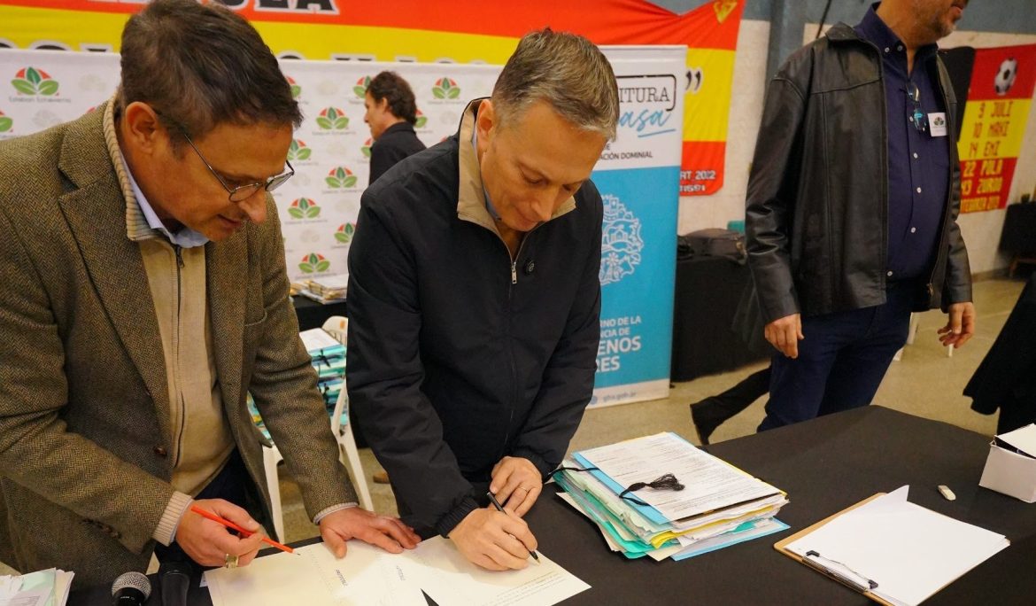 FERNANDO GRAY ENCABEZÓ LA TOMA DE FIRMAS DE ESCRITURAS DE VIVIENDAS PARA FAMILIAS DEL DISTRITO